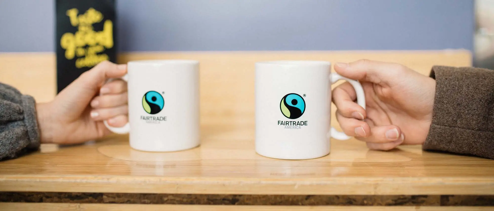 två kaffekoppar med fairtrades logotyp