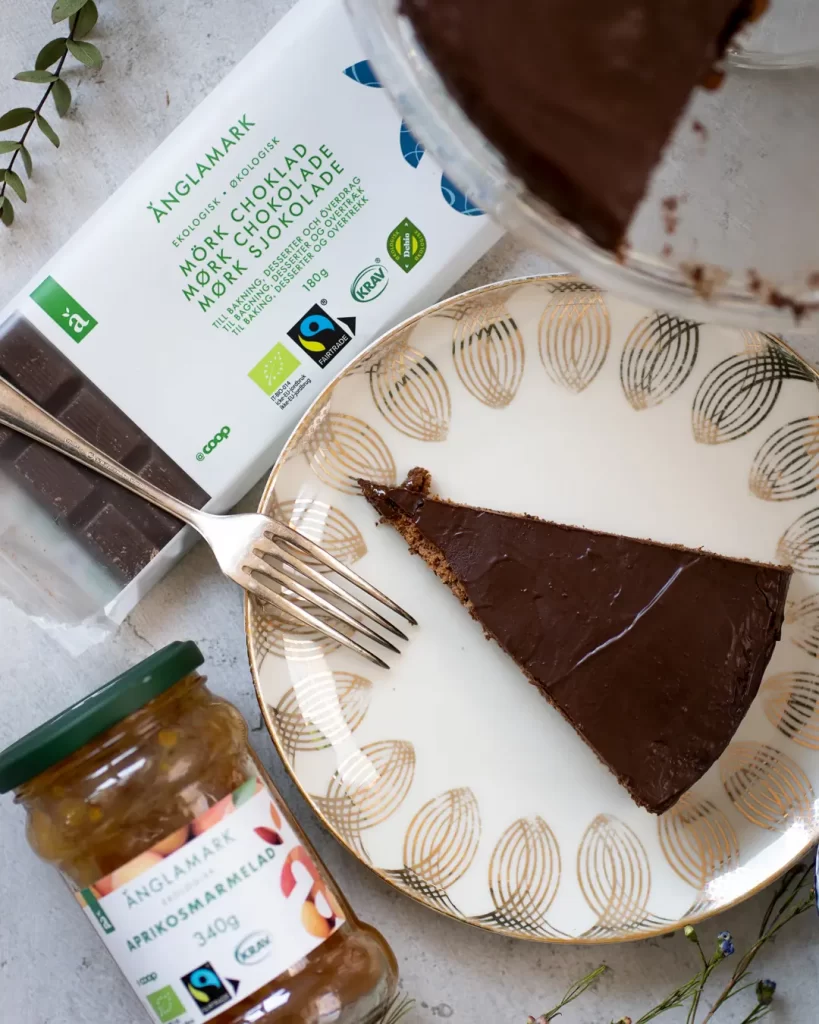 Chokladtårta på tallrik.