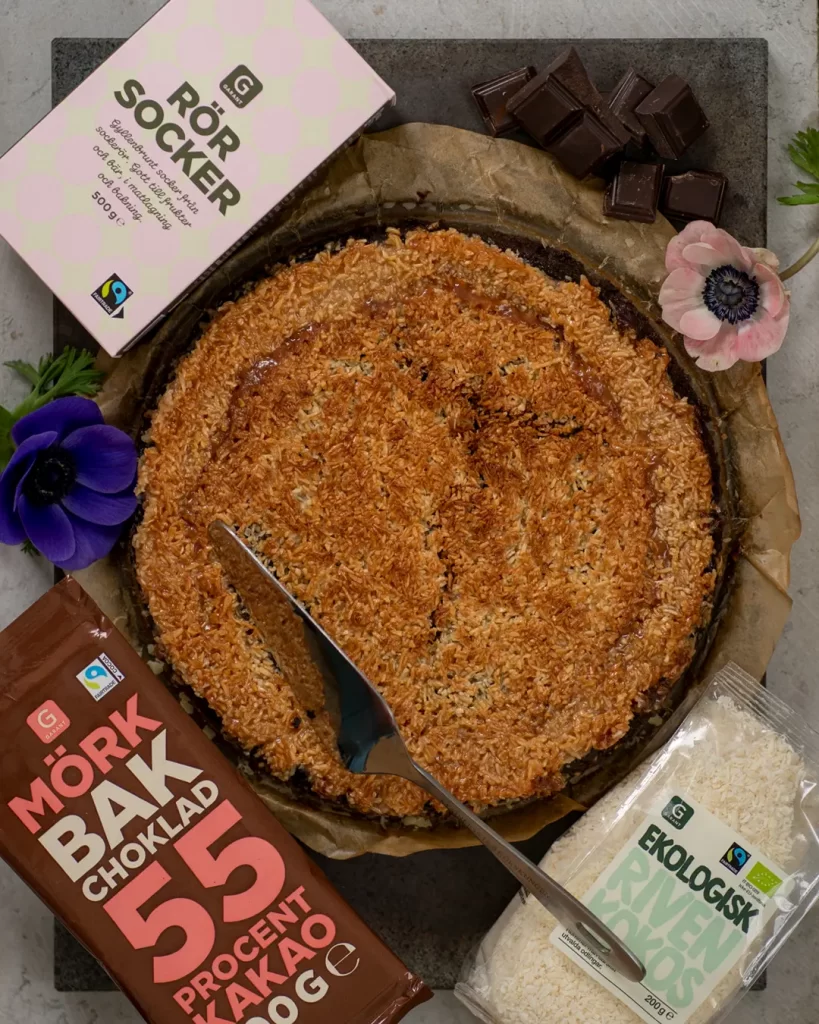 Kladdkaka med toscatäcke fotad uppifrån. 