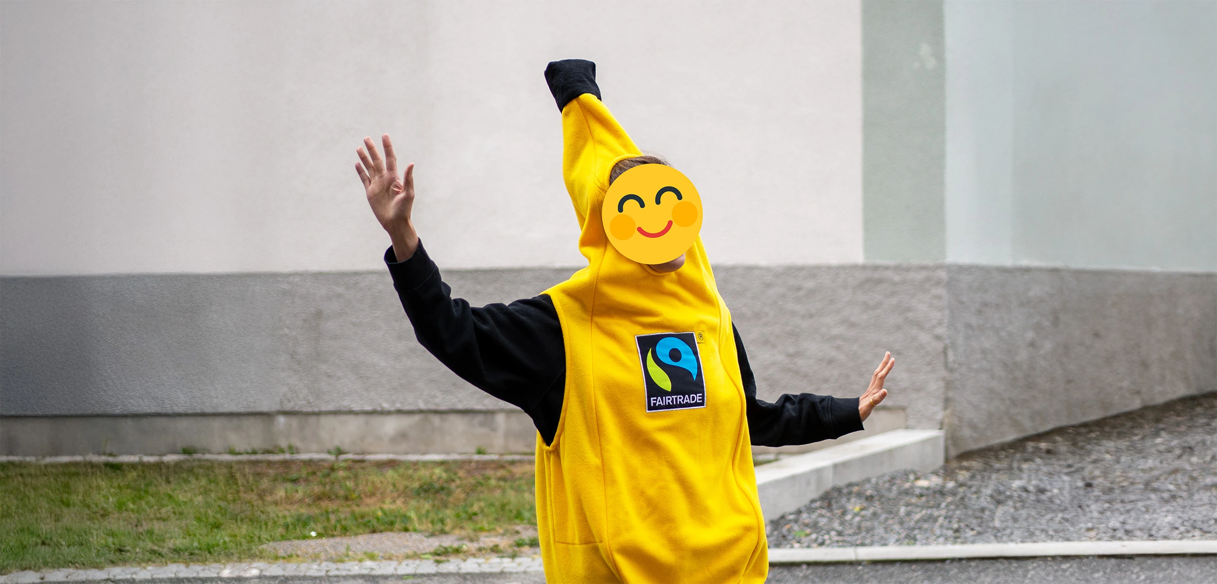 Person i banandräkt vinkar