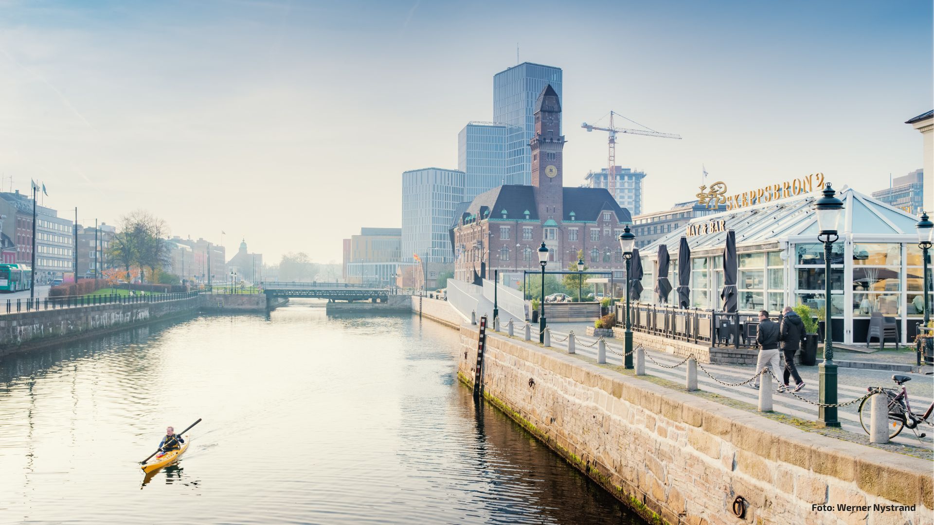 Person i kajak utanför Malmö centralstation